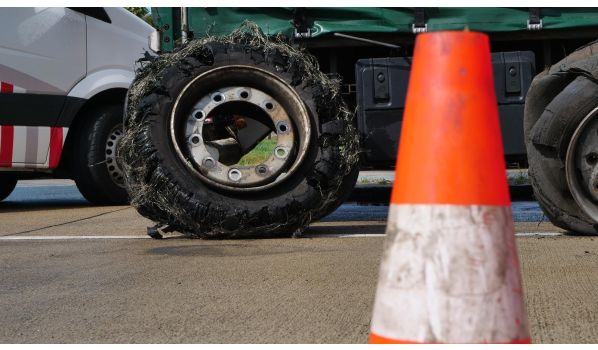 33014 Bad Driburg, Reifenwechsel an einem Krone Auflieger mit der Größe 385/55 R22.5
