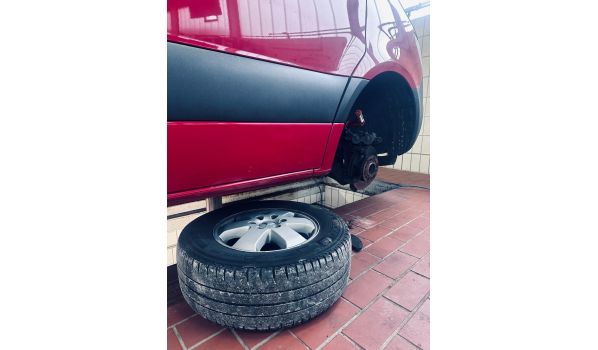 40764 Langenfeld, Mercedes Radwechsel an einem PKW auf dem Parkplatz