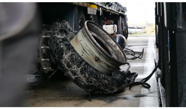 70629 Filderstadt, Auflieger Reifenwechsel auf dem Parkplatz