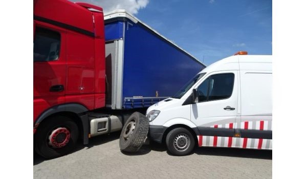 40699 Erkrath, Lkw Reifenwechsel auf einem Parkplatz