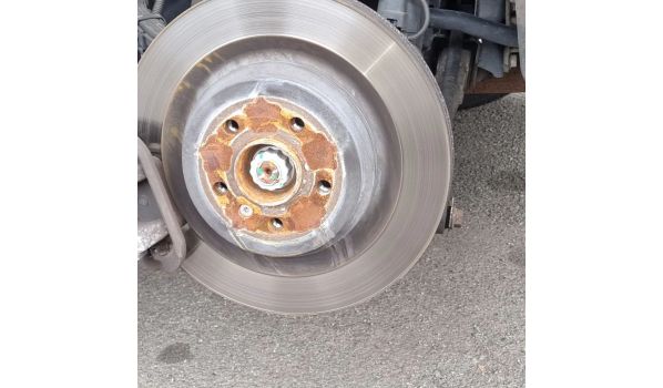 54338 Schweich, mobiler Reifendienst mit Reifenschaden auf dem Parkplatz