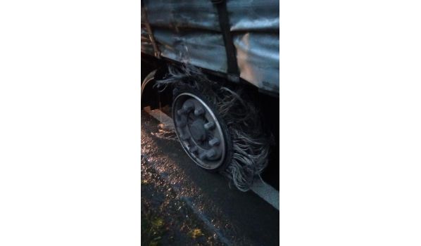 59174 Kamen, Auflieger Reifenwechsel nachts auf dem Parkplatz