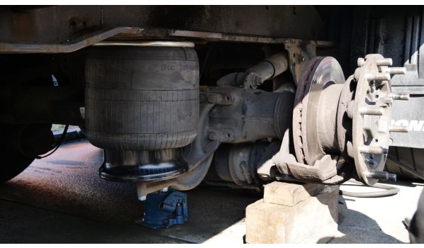 42859 Wermelskirchen, Lkw Radtausch und Luftbalgwechsel nach Panne