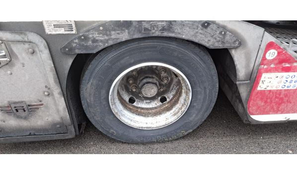 58256 Ennepetal, mobiler Reifendienst für einen Volvo FH mit Reifenpanne neben der Fahrbahn