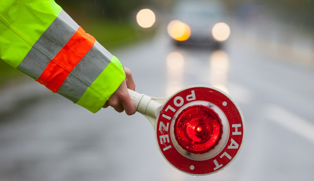 Hilfe bei Kontrolle von Lkw durch Polizei, Zoll und BAG