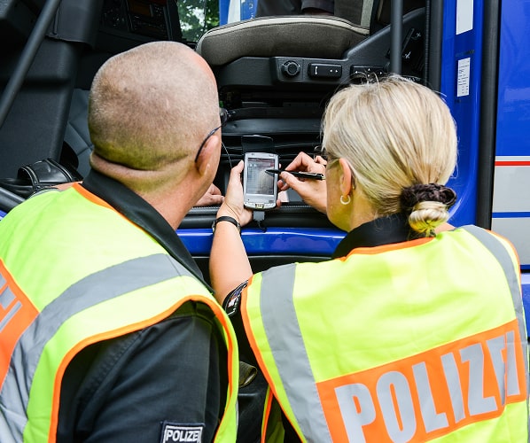 Hilfe bei Kontrolle von Lkw durch Polizei, Zoll und BAG