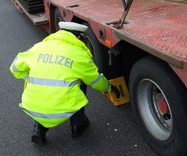 Hilfe bei Kontrolle von Lkw durch Polizei, Zoll und BAG