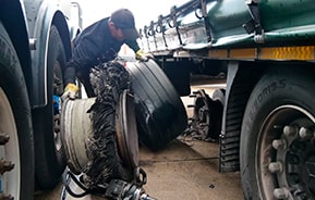 ЗReifenwechsel an einem Lkw auf der Autobahn – mobiler AUTOWELT Truckservice
