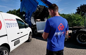 AUTOWELT-Techniker überprüft den Lkw-Motor am Straßenrand