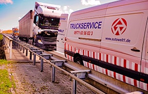 Pannenhilfe für einen Lkw auf dem Seitenstreifen durch AUTOWELT Truckservice