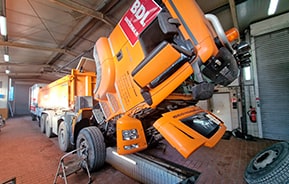 Reparatur eines Kippers in der AUTOWELT-Werkstatt