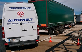 AUTOWELT Truckservice hilft einem Lkw auf der Straße